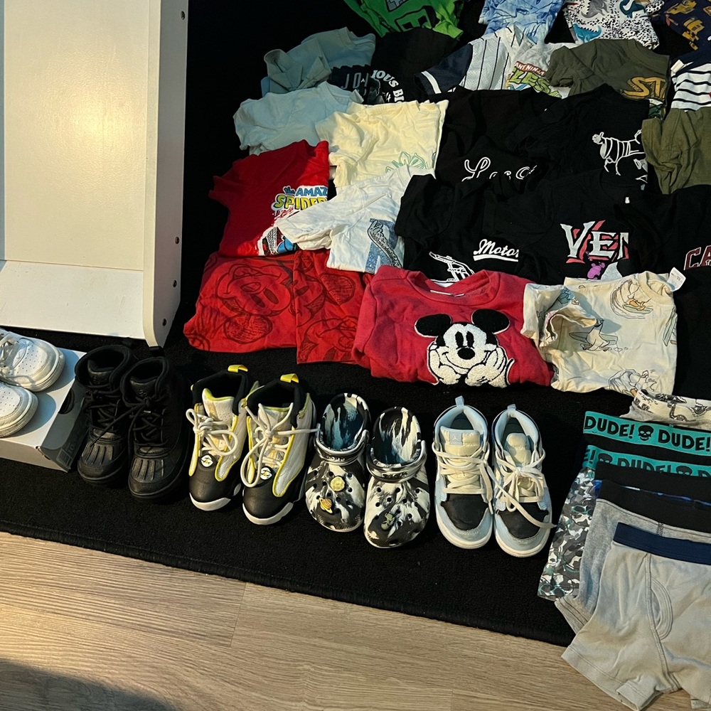 Assorted Branded Clothing Collection - Picture 4 of 5